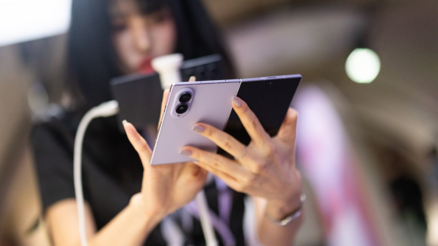 Rangkaian seri Galaxy Z Fold 8 dan Flip 8. dok: Chris Ratcliffe/Bloomberg
