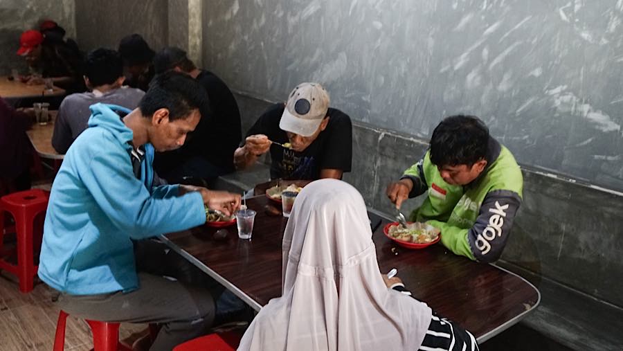 Ruko sederhana ini menjadi tempat singgah yang menghadirkan lebih dari sekadar seporsi makanan hangat. (Bloomberg Technoz/Andrean Kristianto)