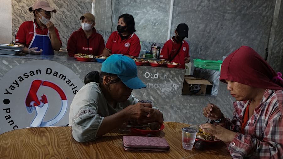 Selama persediaan masih ada, siapa pun dapat menikmati layanan makan siang gratis tersebut. (Bloomberg Technoz/Andrean Kristianto)
