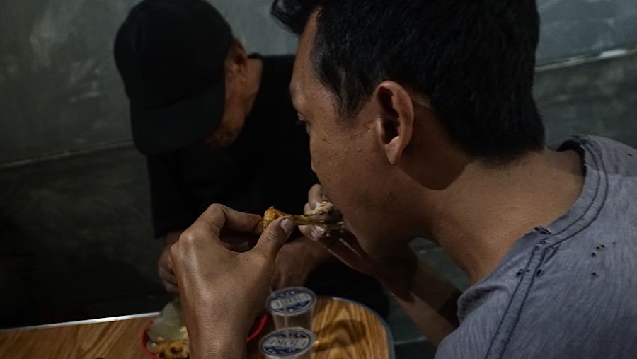 Menu wajib yang ada dalam setiap porsi yaitu ayam, lauk, sayur serta buah dan air mineral. (Bloomberg Technoz/Andrean Kristianto)