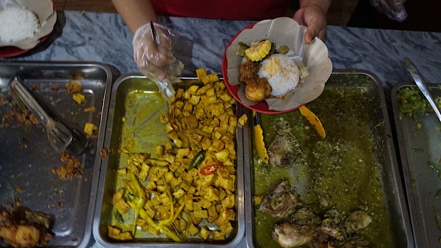 Dalam sehari rumah makan gratis yang digagas Yayasan Damaris Pancasila Indonesia menyediakan 100 porsi makan. (Bloomberg Technoz/Andrean Kristianto)