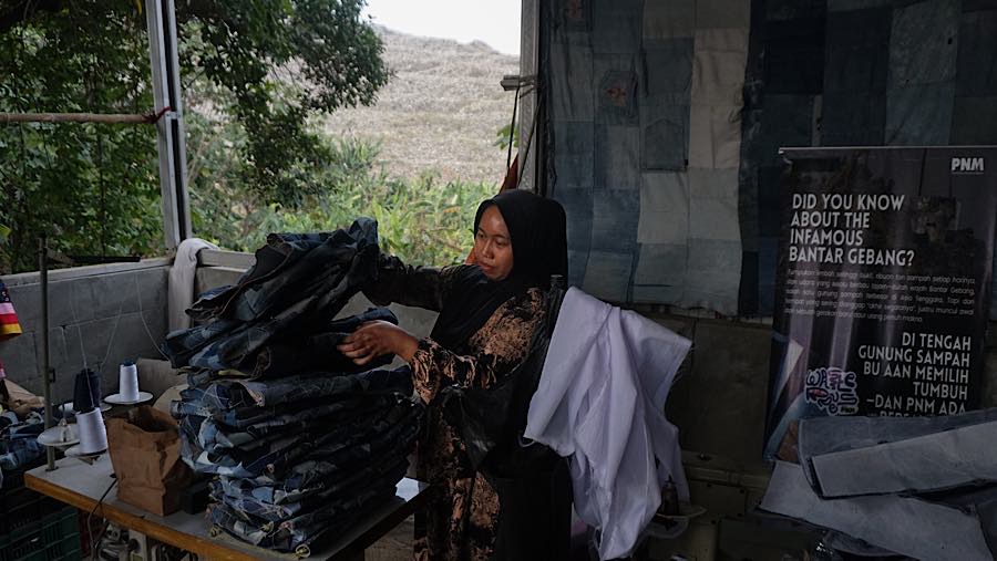 Pekerja menyelesaikan pembuatan tas dari bahan jin di Bantargebang, Bekasi, Jawa Barat, Kamis (23/7/2026). (Bloomberg Technoz/Andrean Kristianto)