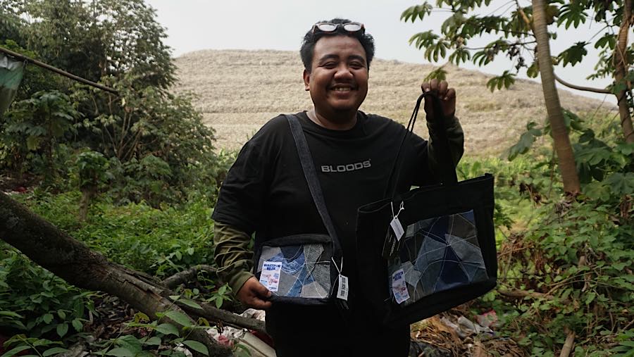 Pekerja menyelesaikan pembuatan tas dari bahan jin di Bantargebang, Bekasi, Jawa Barat, Kamis (23/7/2026). (Bloomberg Technoz/Andrean Kristianto)
