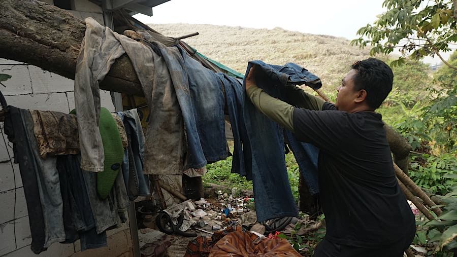 Pekerja menyelesaikan pembuatan tas dari bahan jin di Bantargebang, Bekasi, Jawa Barat, Kamis (23/7/2026). (Bloomberg Technoz/Andrean Kristianto)