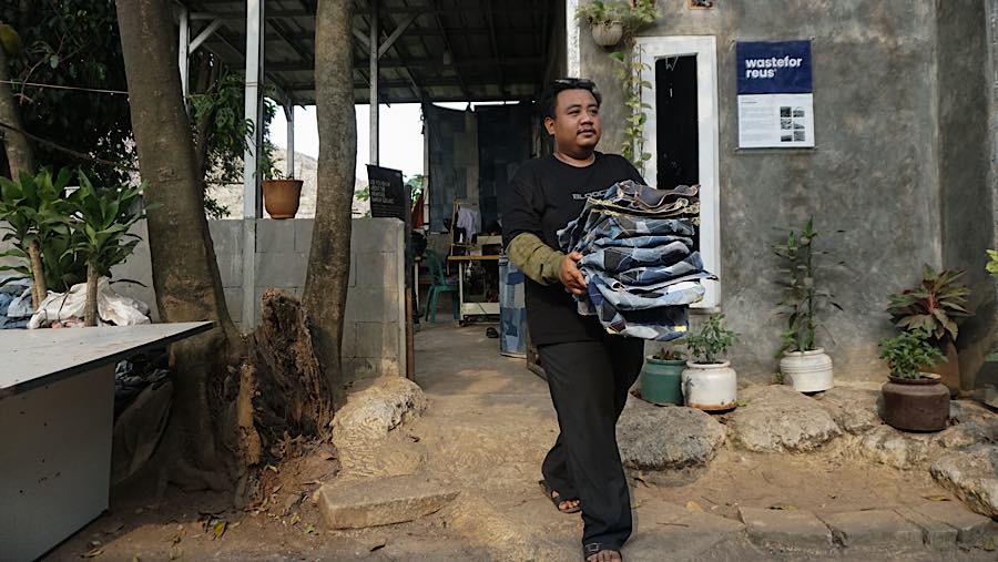 Pekerja menyelesaikan pembuatan tas dari bahan jin di Bantargebang, Bekasi, Jawa Barat, Kamis (23/7/2026). (Bloomberg Technoz/Andrean Kristianto)
