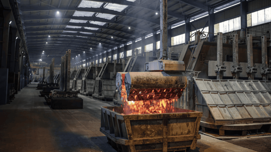 Terak dari sel elektrolitik dituang ke dalam wadah di unit reduksi smelter aluminium Vedanta Ltd. di distrik Jharuguda, India./Bloomberg-Dhiraj Singh