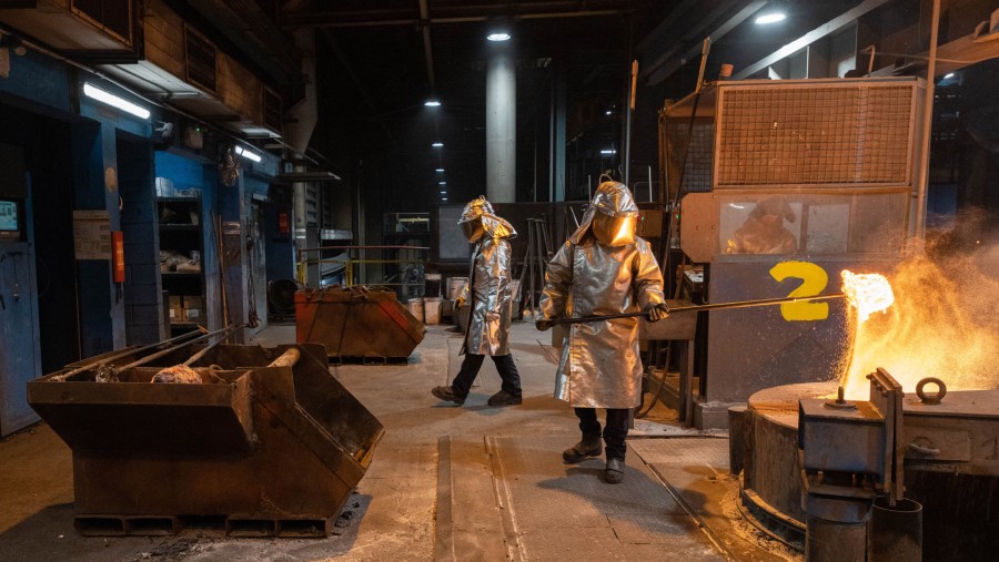 Pekerja mengambil sampel dari wadah berisi aluminium cair di smelter aluminum Dunkerque SAS di Dunkirk, Prancis./Bloomberg-Andrey Rudakov