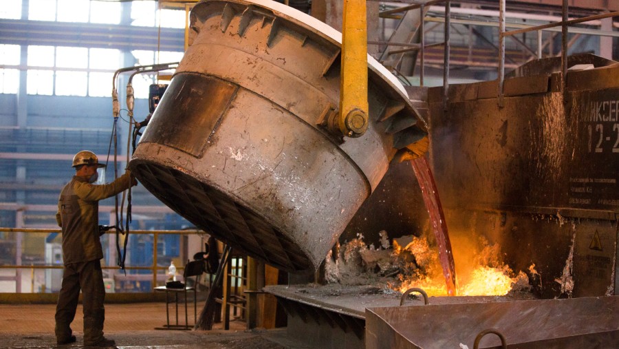 Pekerja menuangkan aluminium cair ke dalam cetakan di smelter aluminium Krasnoyarsk milik United Co. Rusal di Rusia./Bloomberg-Andrey Rudakov