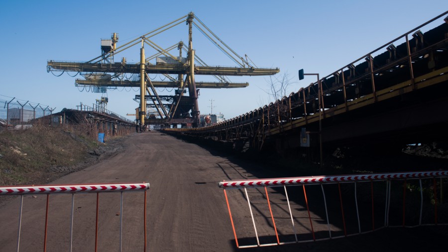 Derek dan konveyor di dermaga batu bara di terminal Comvex SA di Pelabuhan Constanta di Constanta, Rumania./Bloomberg-Nathan Laine