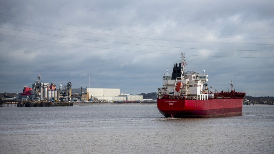 Kapal tanker STI Comandante meninggalkan tempat berlabuhnya setelah mengantarkan kiriman solar Rusia ke Inggris./Bloomberg-Chris J. Ratcliffe