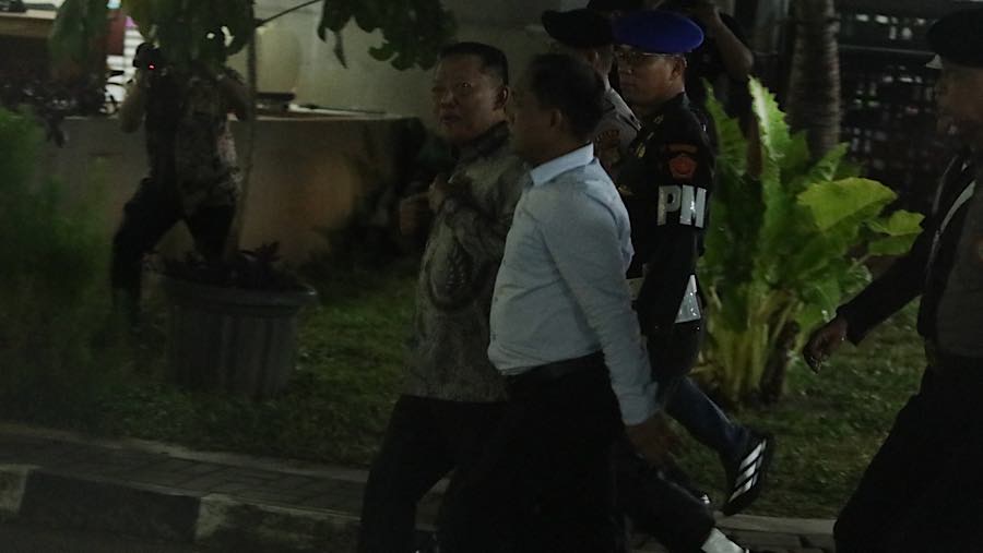 Ia tak mengenakan rompi tahanan berwarna merah muda yang biasa disematkan penyidik kepada tersangka tindak pidana korupsi.
