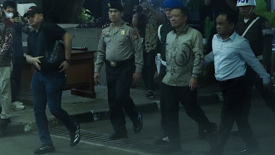 Febrie terlihat mengenakan kemeja batik saat tiba di Rutan KPK. (Bloomberg Technoz/Andrean Kristianto)