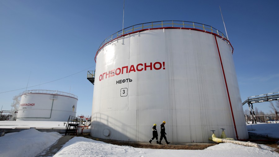 Tangki penyimpanan minyak di stasiun pemompaan, yang dioperasikan oleh Rosneft PJSC, di ladang minyak Samotlor dekat Nizhnevartovsk, Rusia./Bloomberg