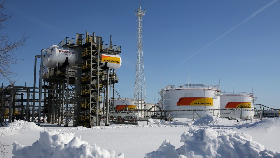 Kompresor dan tangki penyimpanan minyak di stasiun pemompaan Rosneft PJSC, di ladang minyak Samotlor dekat Nizhnevartovsk, Rusia./Bloomberg-Andrey R.