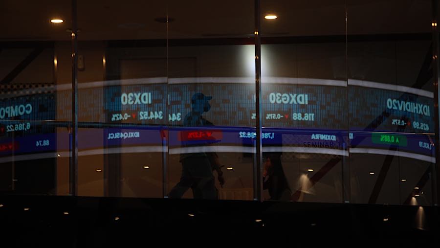 Hari ini IHSG melemah salah satunya karena tersulut sentimen keputusan pengunduran diri Perry Warjiyo dari posisi Gubernur Bank Indonesia (BI).