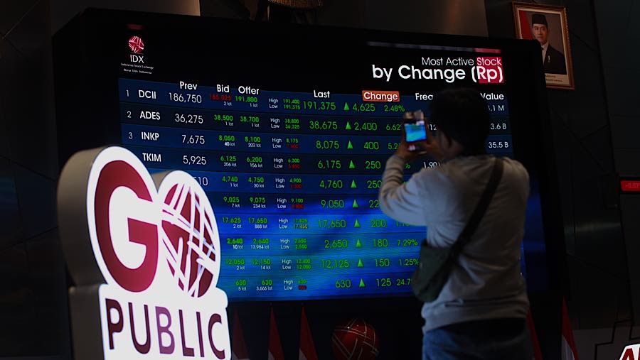 Karyawan di depan layar pergerakan harga saham (IHSG) di Bursa Efek Indonesia (BEI), Senin (27/7/2026). (Bloomberg Technoz/Andrean Kristianto)