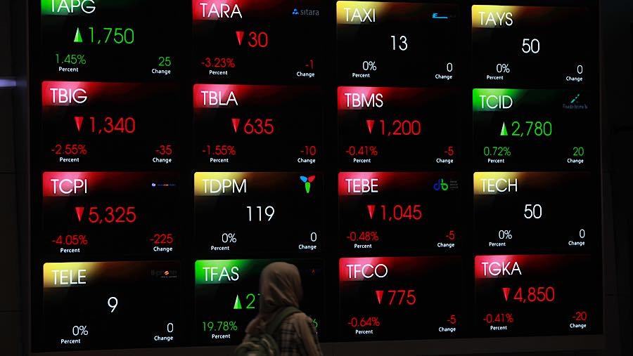 Karyawan di depan layar pergerakan harga saham (IHSG) di Bursa Efek Indonesia (BEI), Senin (27/7/2026). (Bloomberg Technoz/Andrean Kristianto)