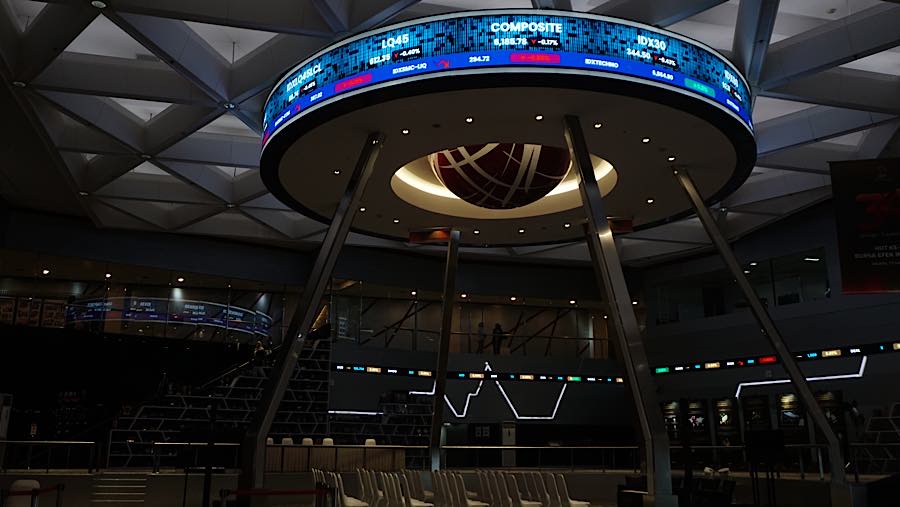 Karyawan di depan layar pergerakan harga saham (IHSG) di Bursa Efek Indonesia (BEI), Senin (27/7/2026). (Bloomberg Technoz/Andrean Kristianto)