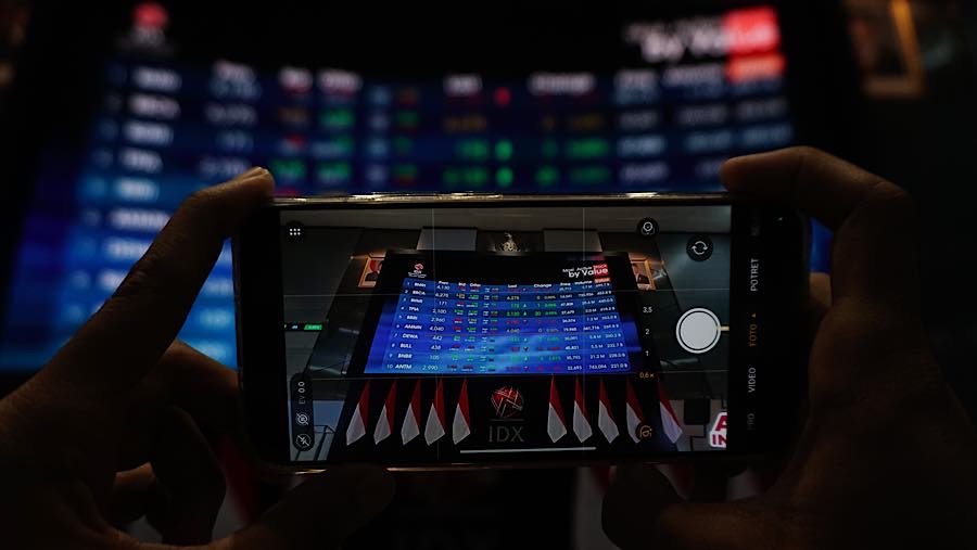 Karyawan di depan layar pergerakan harga saham (IHSG) di Bursa Efek Indonesia (BEI), Senin (27/7/2026). (Bloomberg Technoz/Andrean Kristianto)