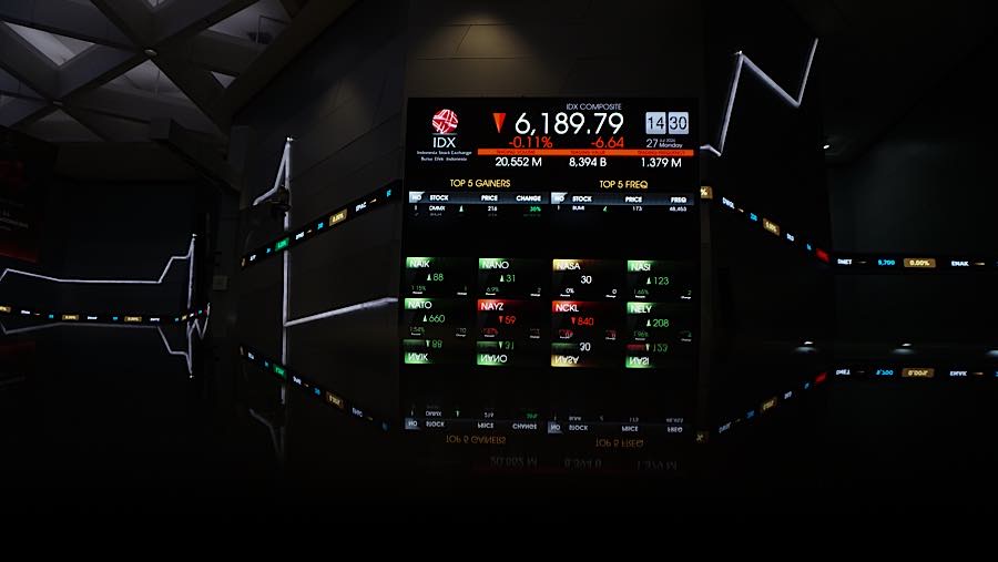Karyawan di depan layar pergerakan harga saham (IHSG) di Bursa Efek Indonesia (BEI), Senin (27/7/2026). (Bloomberg Technoz/Andrean Kristianto)