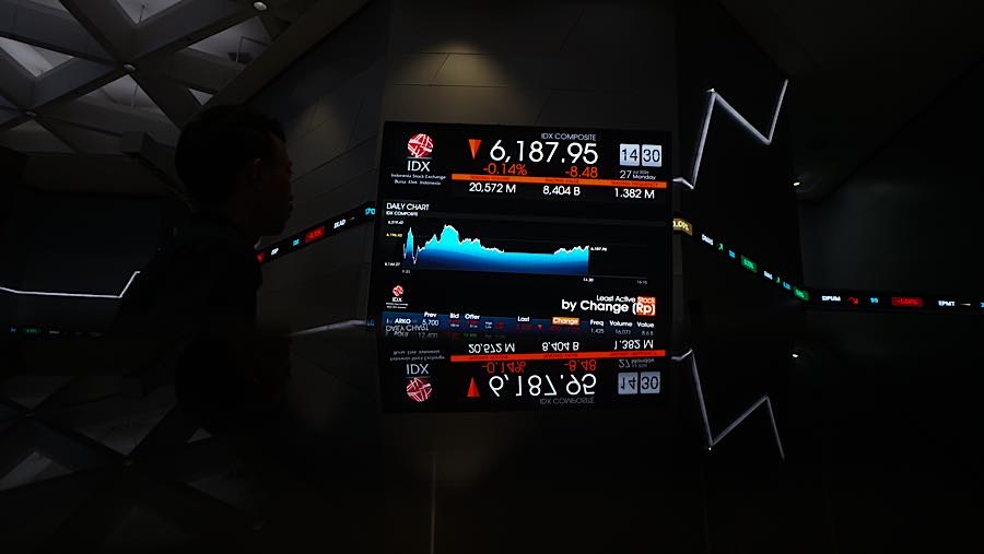 Karyawan di depan layar pergerakan harga saham (IHSG) di Bursa Efek Indonesia (BEI), Senin (27/7/2026). (Bloomberg Technoz/Andrean Kristianto)