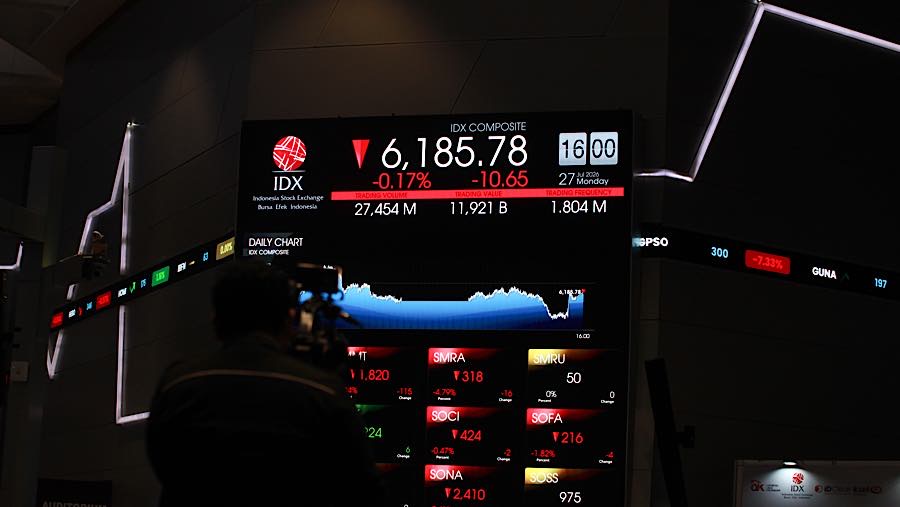 Juru kamera di depan layar pergerakan harga saham (IHSG) di Bursa Efek Indonesia (BEI), Senin (27/7/2026). (Bloomberg Technoz/Andrean Kristianto)
