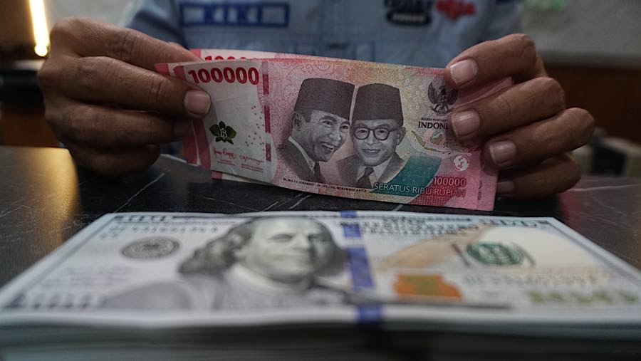 Sedangkan rupiah menutup perdagangan hari ini dengan pelemahan 0,34% ke posisi Rp18.005/US$. (Bloomberg Technoz/Andrean Kristianto)