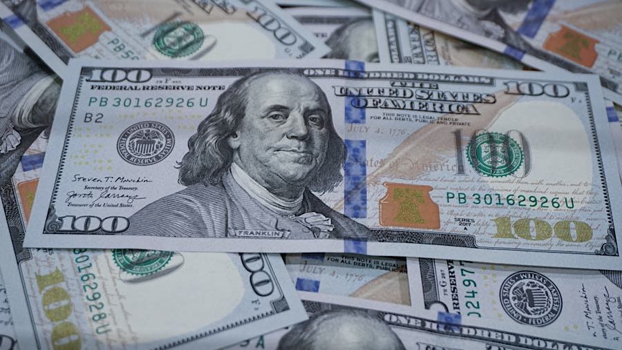 Mata uang dolar AS di tempat penukaran mata uang di Jakarta, Senin (27/7/2026). (Bloomberg Technoz/Andrean Kristianto)
