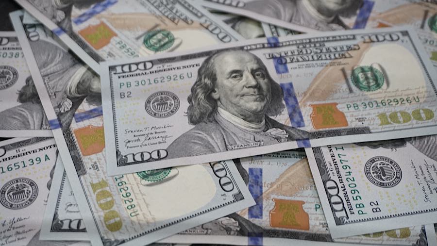 Mata uang dolar AS di tempat penukaran mata uang di Jakarta, Senin (27/7/2026). (Bloomberg Technoz/Andrean Kristianto)