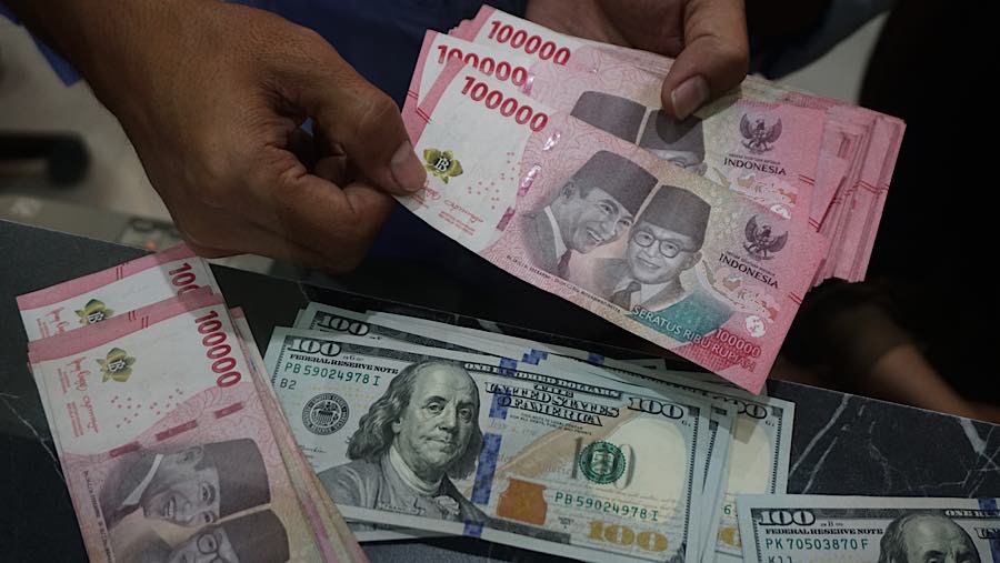 Rupiah melemah bersama won Korea Selatan yang tergerus 0,73%. (Bloomberg Technoz/Andrean Kristianto)