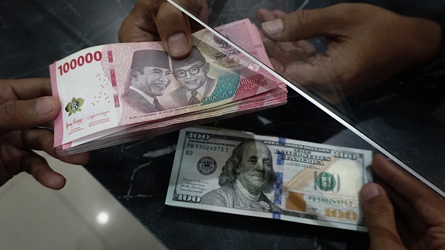 Sebagian besar analis dan ekonom sebenarnya tidak melihat pengunduran diri Perry sebagai pemicu perubahan kebijakan secara langsung.