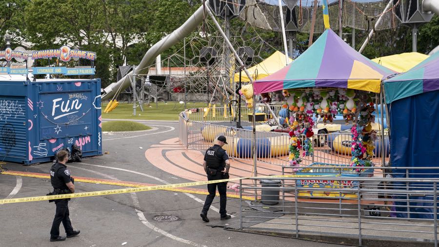 Petugas polisi berjalan berpatroli di lokasi penembakan massal di Seattle pada 26 Juli. (Fotografer: David Ryder/Getty Images via Bloomberg)