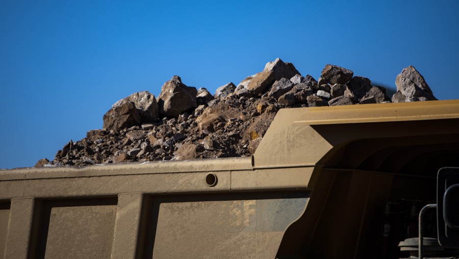 Sebuah truk pengangkut bijih mentah di tambang terbuka di California. (Fotografer: Joe Buglewicz/Bloomberg)