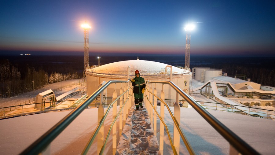 Tangki penyimpanan minyak di ladang minyak Salym Petroleum Development dekat formasi serpihan Bazhenov di Salym, Rusia./Bloomberg-Andrey Rudakov