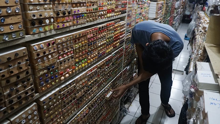 Pelanggan tidak hanya memperoleh barang yang dibutuhkan, tetapi juga mendapatkan interaksi, rekomendasi, dan pengalaman memilih produk secara langsung