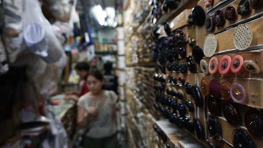 Toko tersebut identik dengan lorong-lorong sempit yang membuat pengunjung harus bergerak perlahan. (Bloomberg Technoz/Andrean Kristianto)