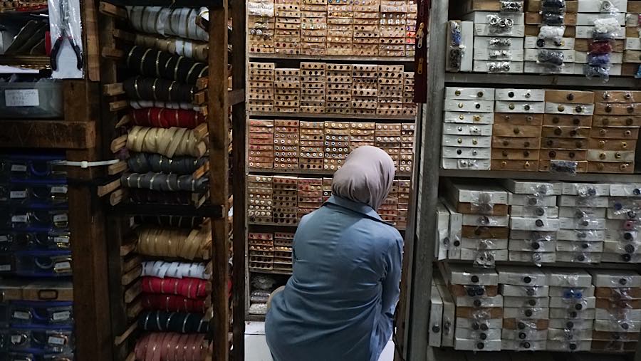 Calon pembeli melihat-lihat koleksi kancing di toko Maju Pasar Mayestik, Jakarta, Selasa (29/07/2026). (Bloomberg Technoz/Andrean Kristianto)