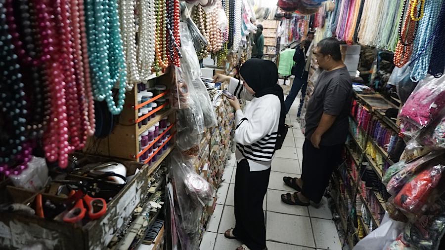 Selain kancing, pengunjung dapat menemukan pita, renda, risleting, aksesori pakaian, serta berbagai ornamen lainnya untuk produk fesyen.