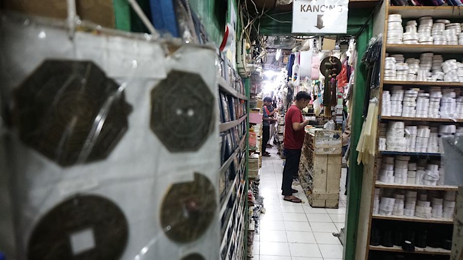 Calon pembeli melihat-lihat koleksi kancing di toko Maju Pasar Mayestik, Jakarta, Selasa (29/07/2026). (Bloomberg Technoz/Andrean Kristianto)