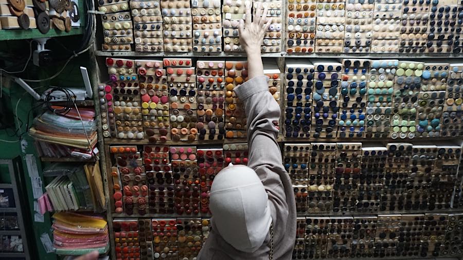 Pengunjung harus melihat dengan teliti setiap bagian rak untuk menemukan barang yang dicari. (Bloomberg Technoz/Andrean Kristianto)