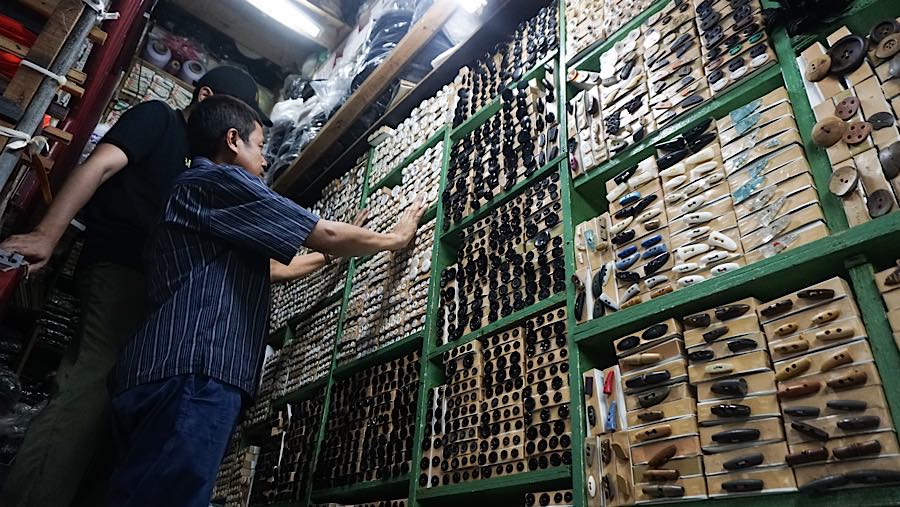 Di tengah hiruk-pikuk Pasar Mayestik, Jakarta Selatan, ada sebuah toko yang menjadi tujuan para pencari perlengkapan menjahit dari berbagai kalangan.