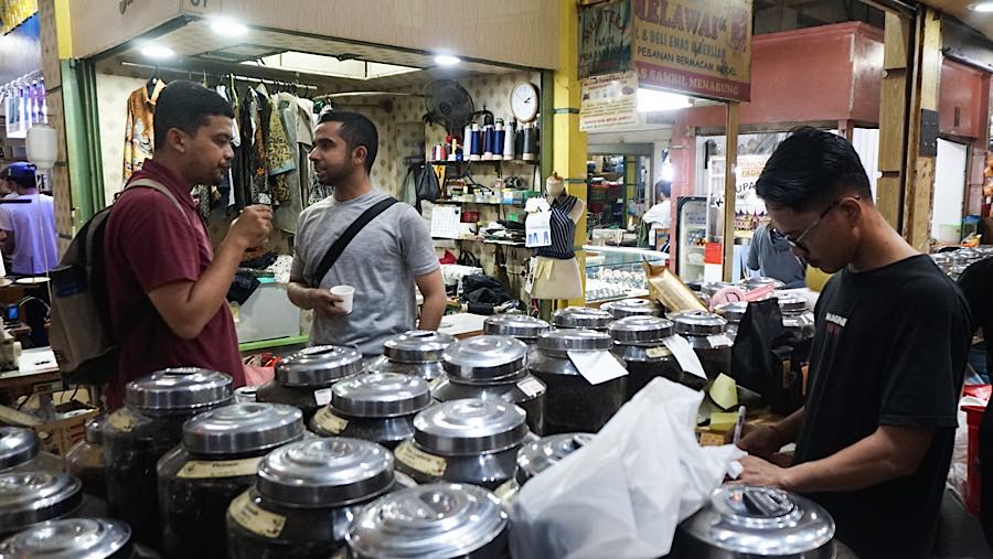 Minuman yang dahulu identik dengan teman begadang atau pengusir kantuk kini telah menjelma menjadi bagian dari gaya hidup. (Bloomberg Technoz/Andrean)