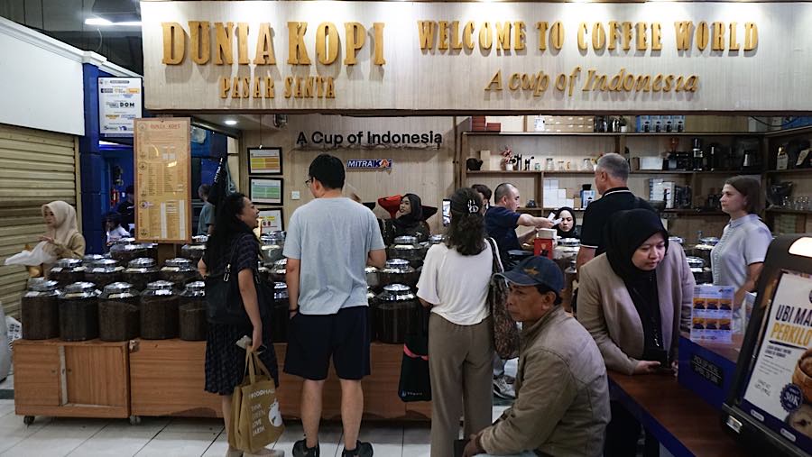 Calon pembeli memilih biji kopi di Dunia Kopi, Pasar Santa, Jakarta, Selasa (28/07/2026). (Bloomberg Technoz/Andrean Kristianto)