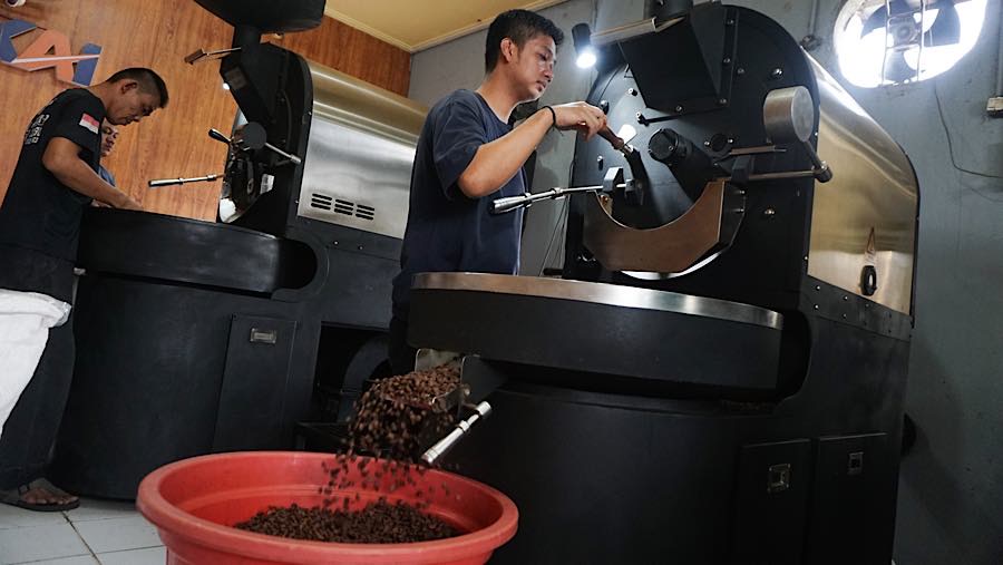 Aroma kopi menyeruak begitu kaki menapaki lantai basemen Pasar Santa, Jakarta Selatan. (Bloomberg Technoz/Andrean Kristianto)