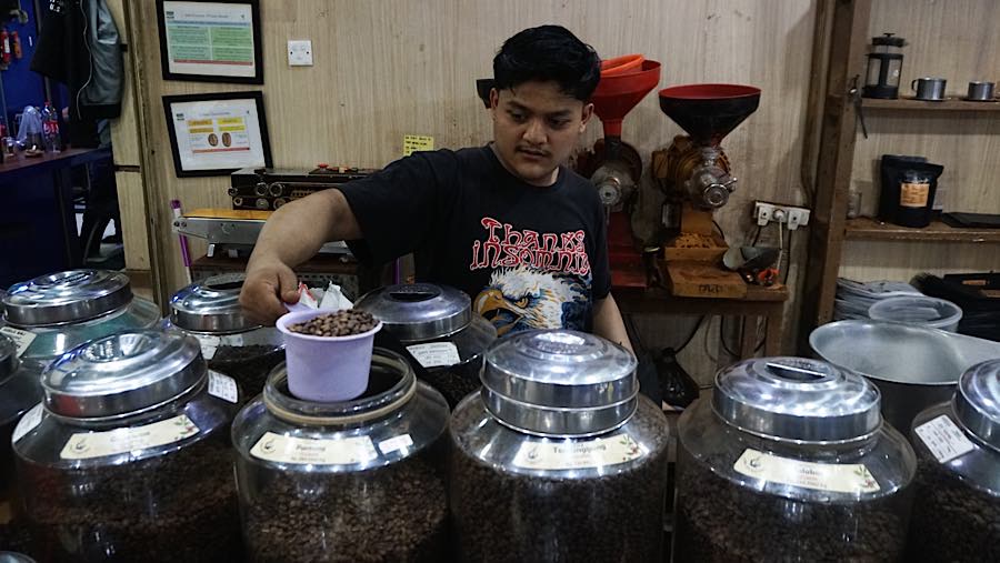 Di tengah menjamurnya kedai kopi modern, Dunia Kopi Pasar Santa membuktikan pengalaman menikmati kopi tidak selalu harus hadir di ruang mewah.