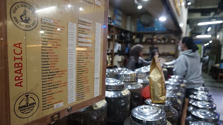 Di antara ramainya tren tersebut, Pasar Santa di Jakarta Selatan menyimpan satu sudut yang tak pernah sepi disambangi pencinta kopi. 