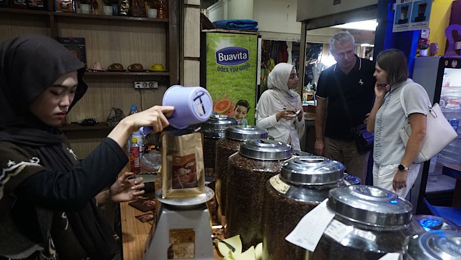 Hampir setiap hari, wisatawan asing maupun pencinta kopi lokal mampir untuk berburu kopi dari berbagai penjuru Nusantara. (Bloomberg Technoz/Andrean)