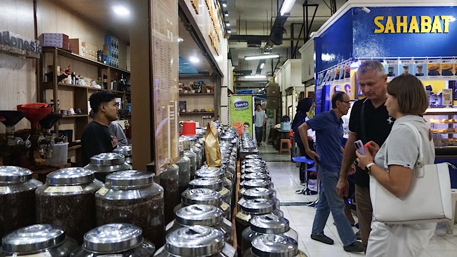 Calon pembeli memilih biji kopi di Dunia Kopi, Pasar Santa, Jakarta, Selasa (28/07/2026). (Bloomberg Technoz/Andrean Kristianto)