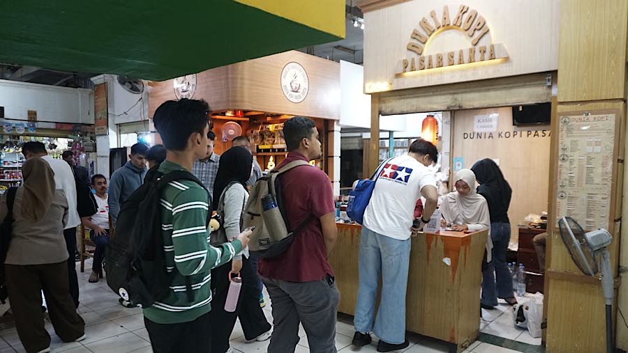 Pengunjung datang silih berganti sebagai tempat persinggahan para pencinta kopi. (Bloomberg Technoz/Andrean Kristianto)