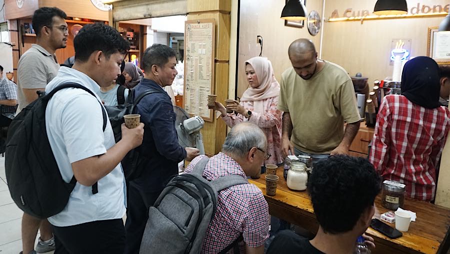 Di tempat ini bukan hanya untuk membeli biji kopi, tetapi juga menikmati pengalaman mencicipi beragam cita rasa dari berbagai daerah di Indonesia.